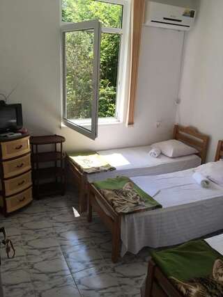 Гостевой дом Guest House Flora Гагра Бюджетный трехместный номер-10