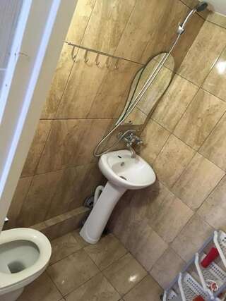 Гостевой дом Guest House Flora Гагра Бюджетный трехместный номер-11