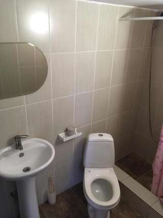 Гостевой дом Guest House Flora Гагра Бюджетный трехместный номер-12