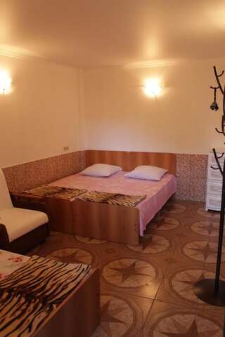Гостевой дом Guest House Flora Гагра Бюджетный трехместный номер-14